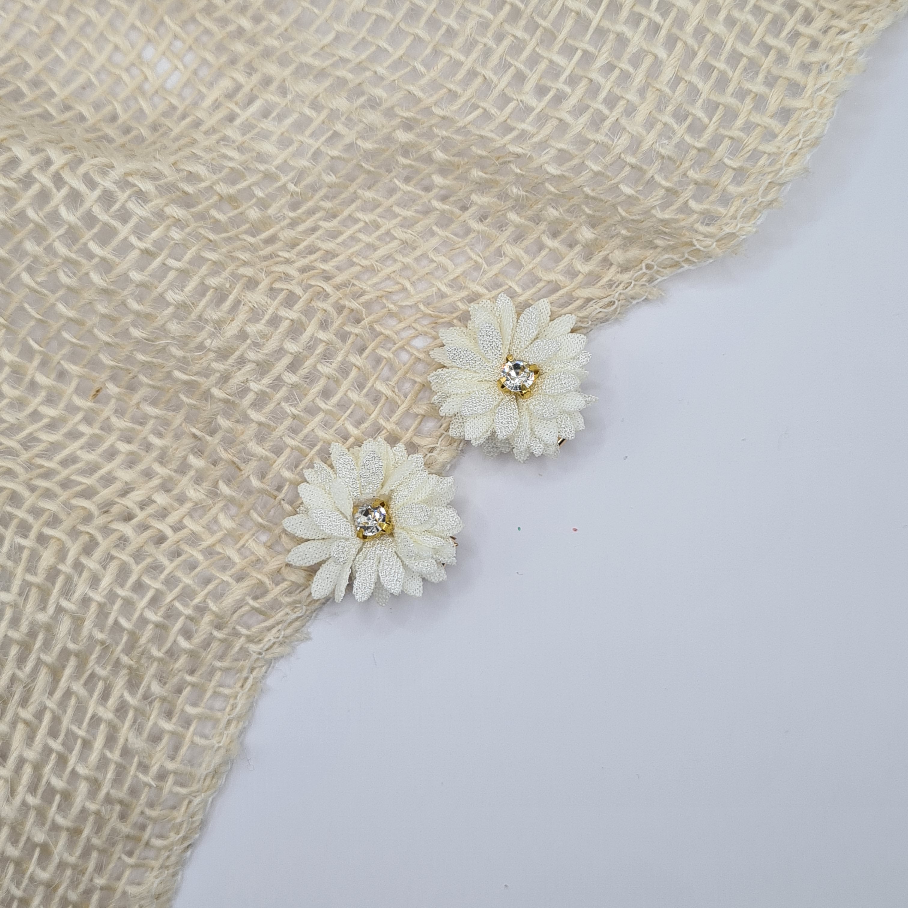 Mini bloem haarclipje creme met strass