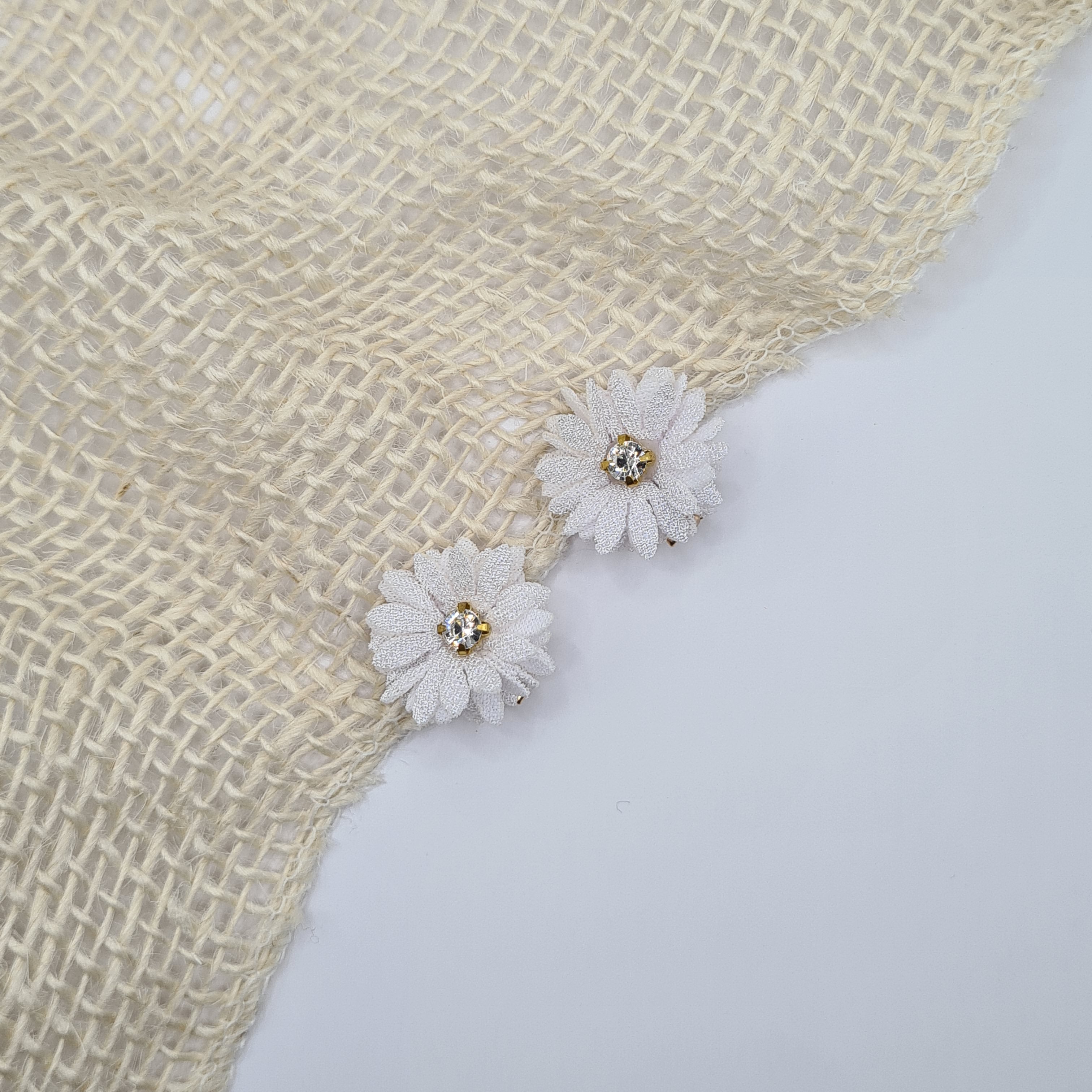 Mini bloem haarclipje wit met strass