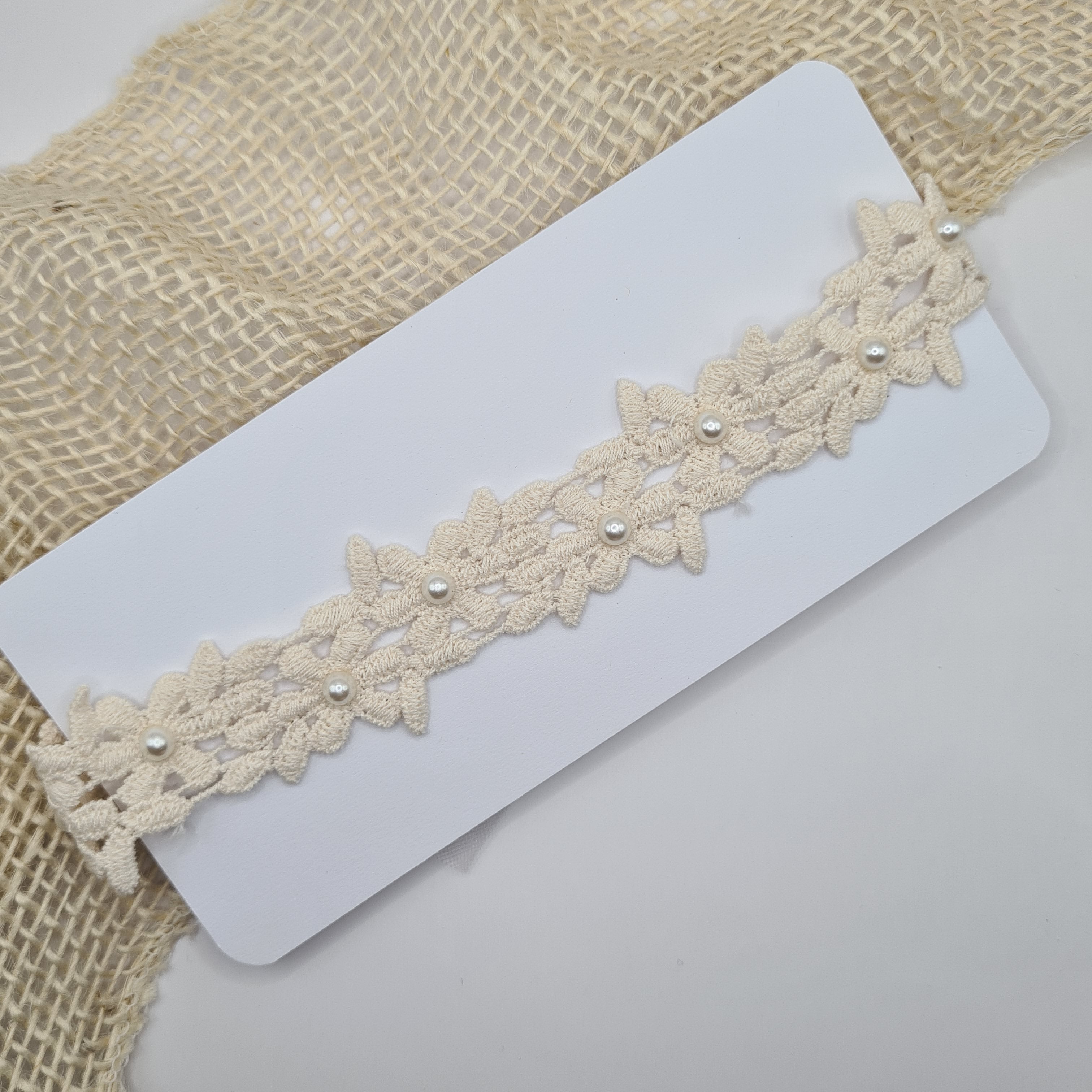 Baby haarband kant met pareltjes en strik