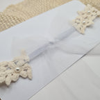 Baby haarband kant met pareltjes en strik