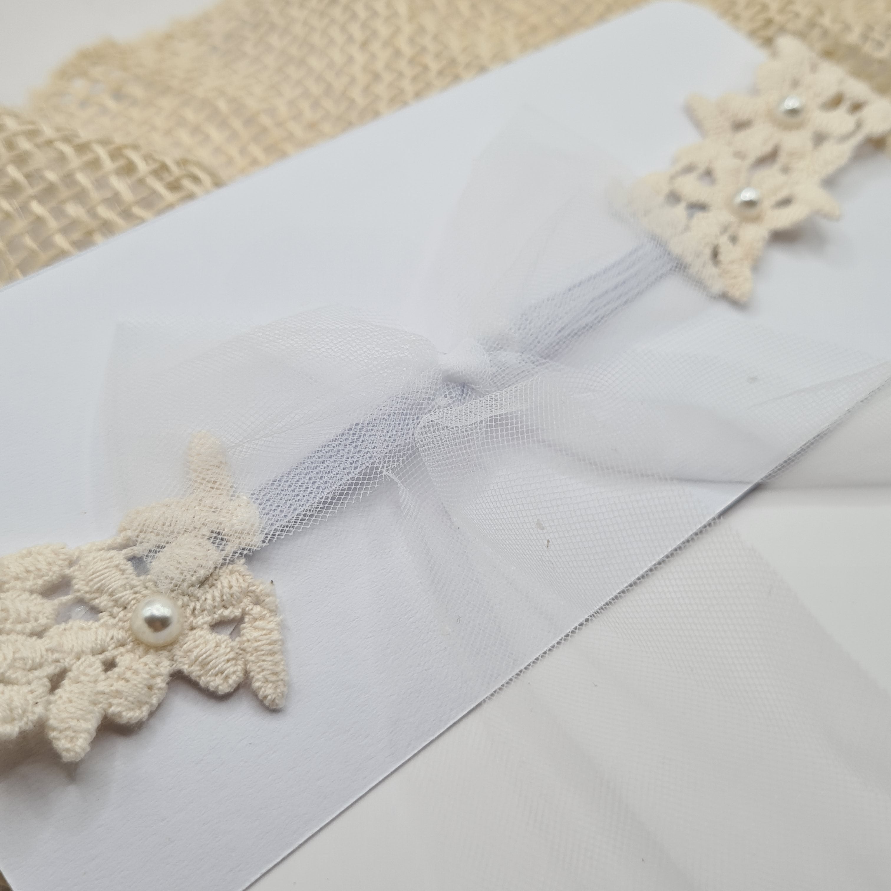 Baby haarband kant met pareltjes en strik