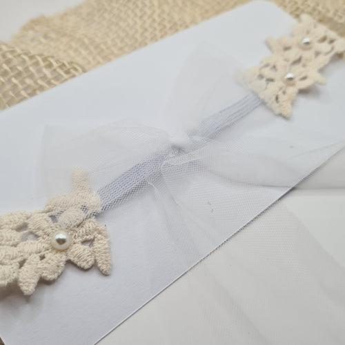 Baby haarband kant met pareltjes en strik