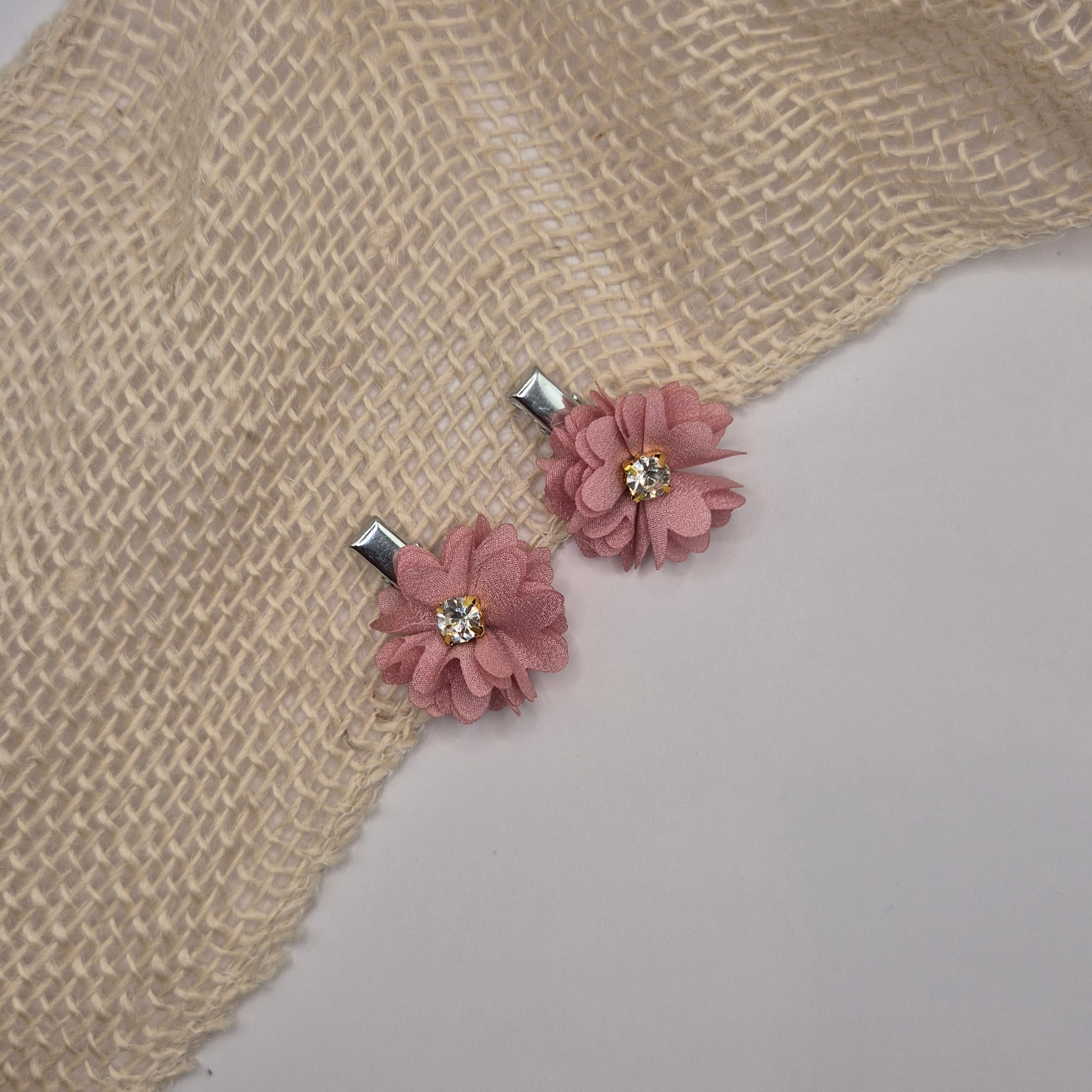 Midi bloem haarclipje roze met strass zilver