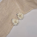 Midi bloem haarclipje creme met strass zilver
