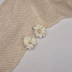 Midi bloem haarclipje creme met strass zilver