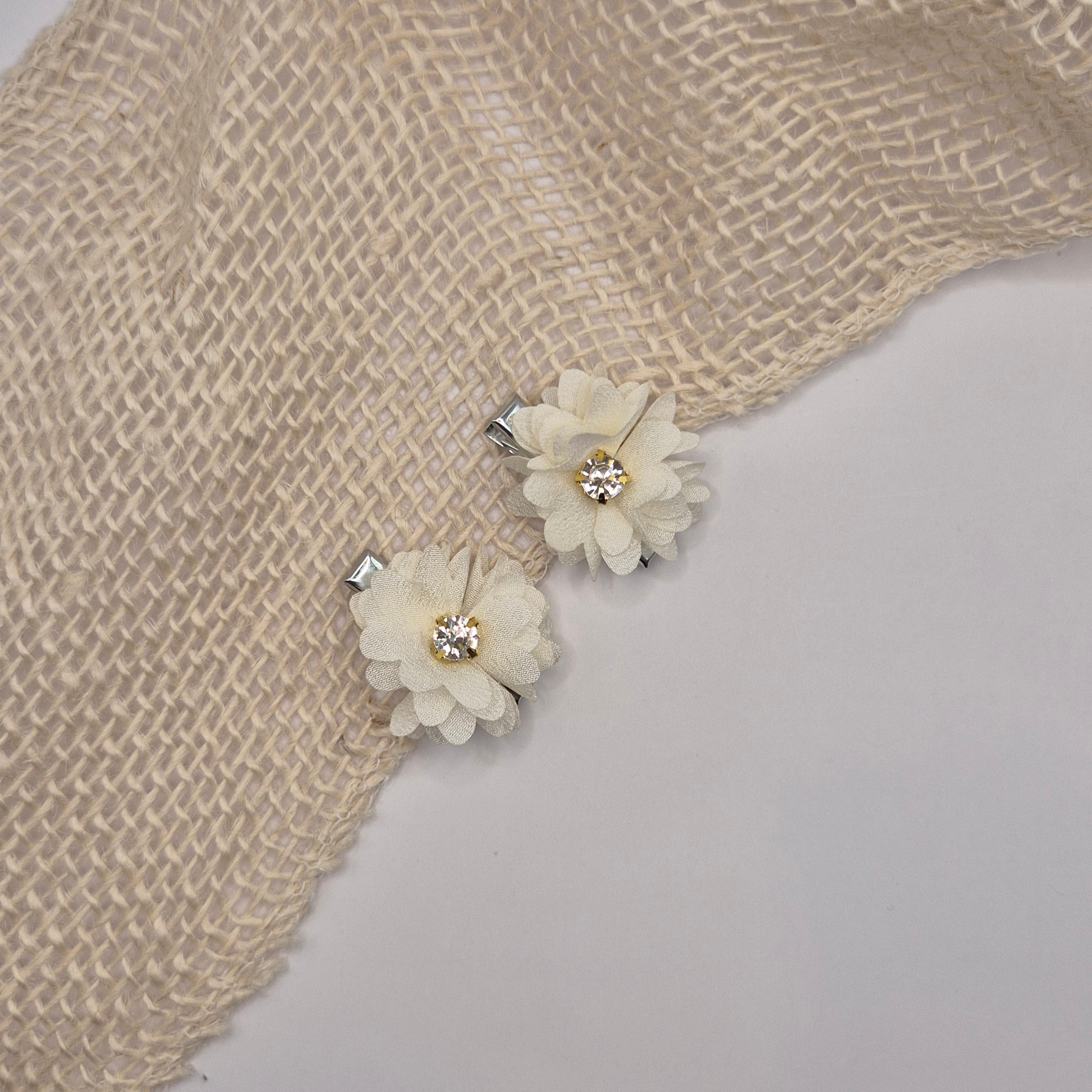 Midi bloem haarclipje creme met strass zilver
