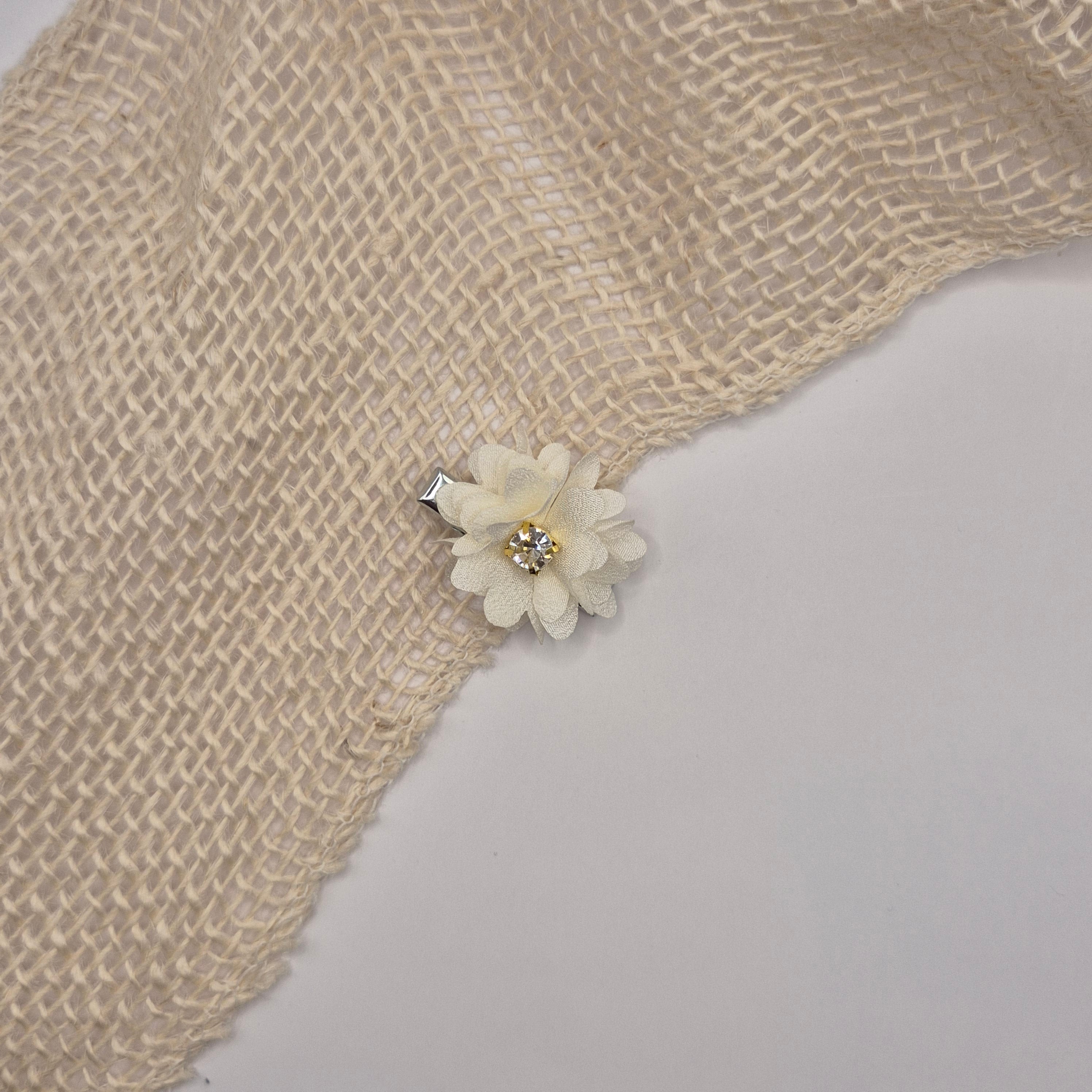 Midi bloem haarclipje creme met strass zilver
