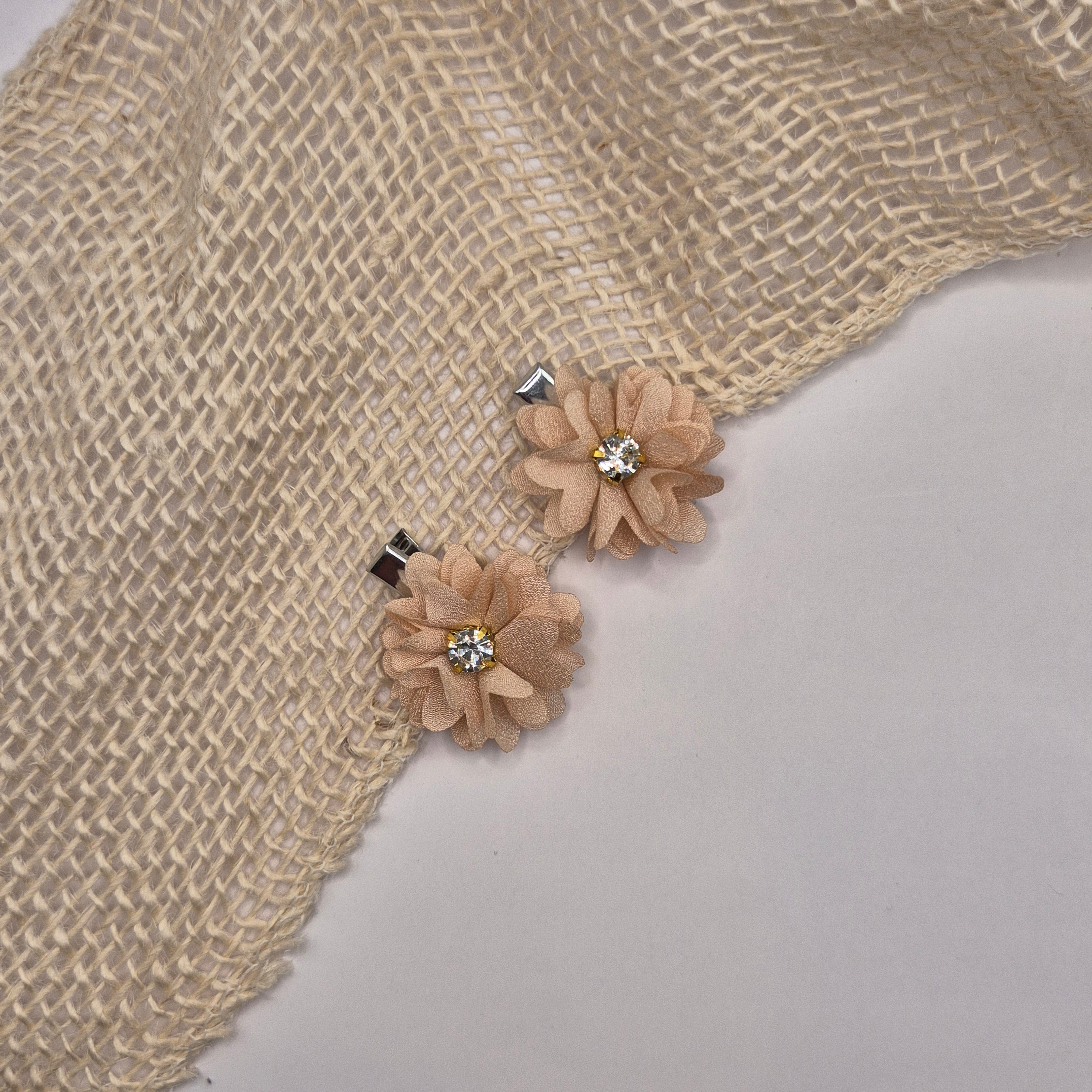 Midi bloem haarclipje beige met strass zilver