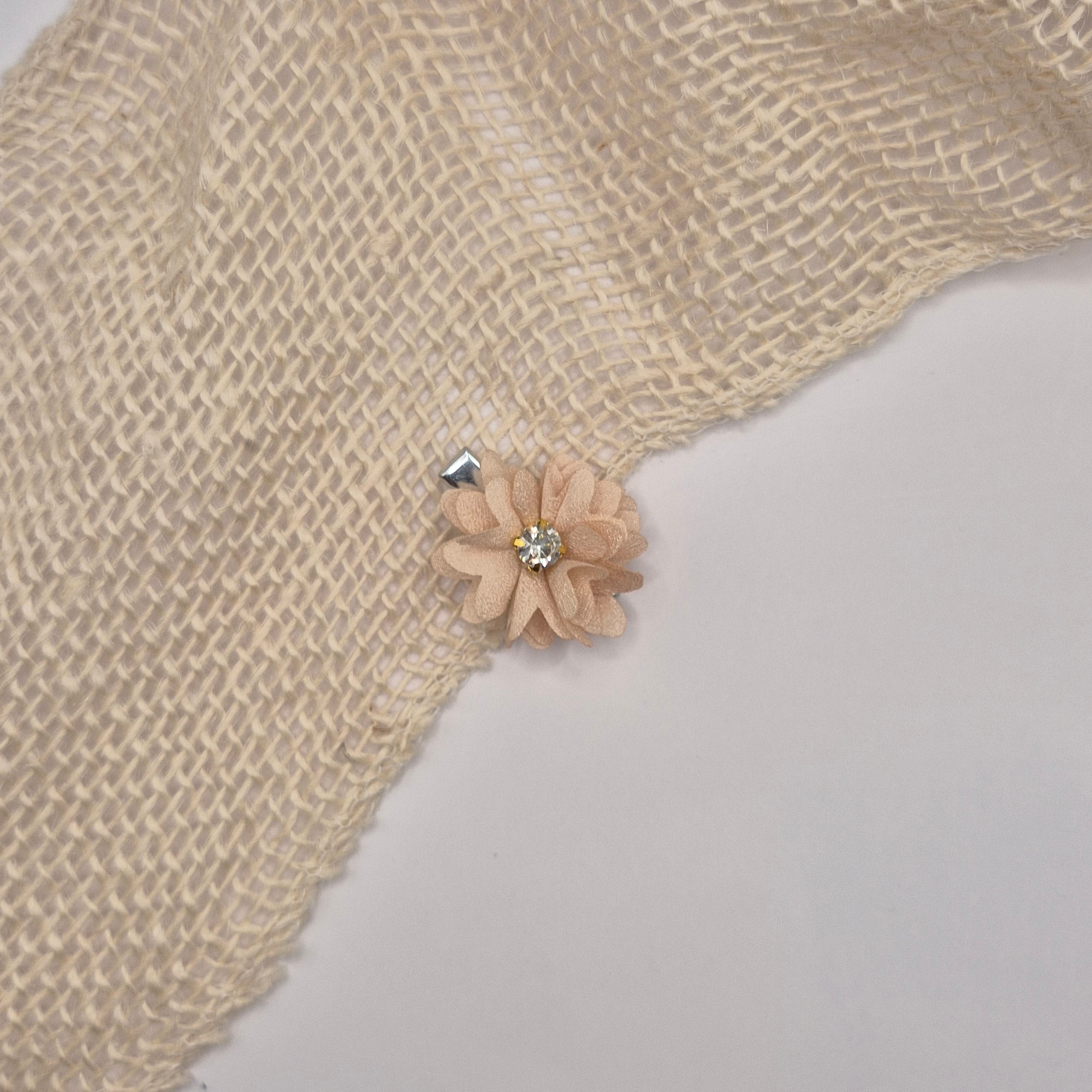 Midi bloem haarclipje beige met strass zilver