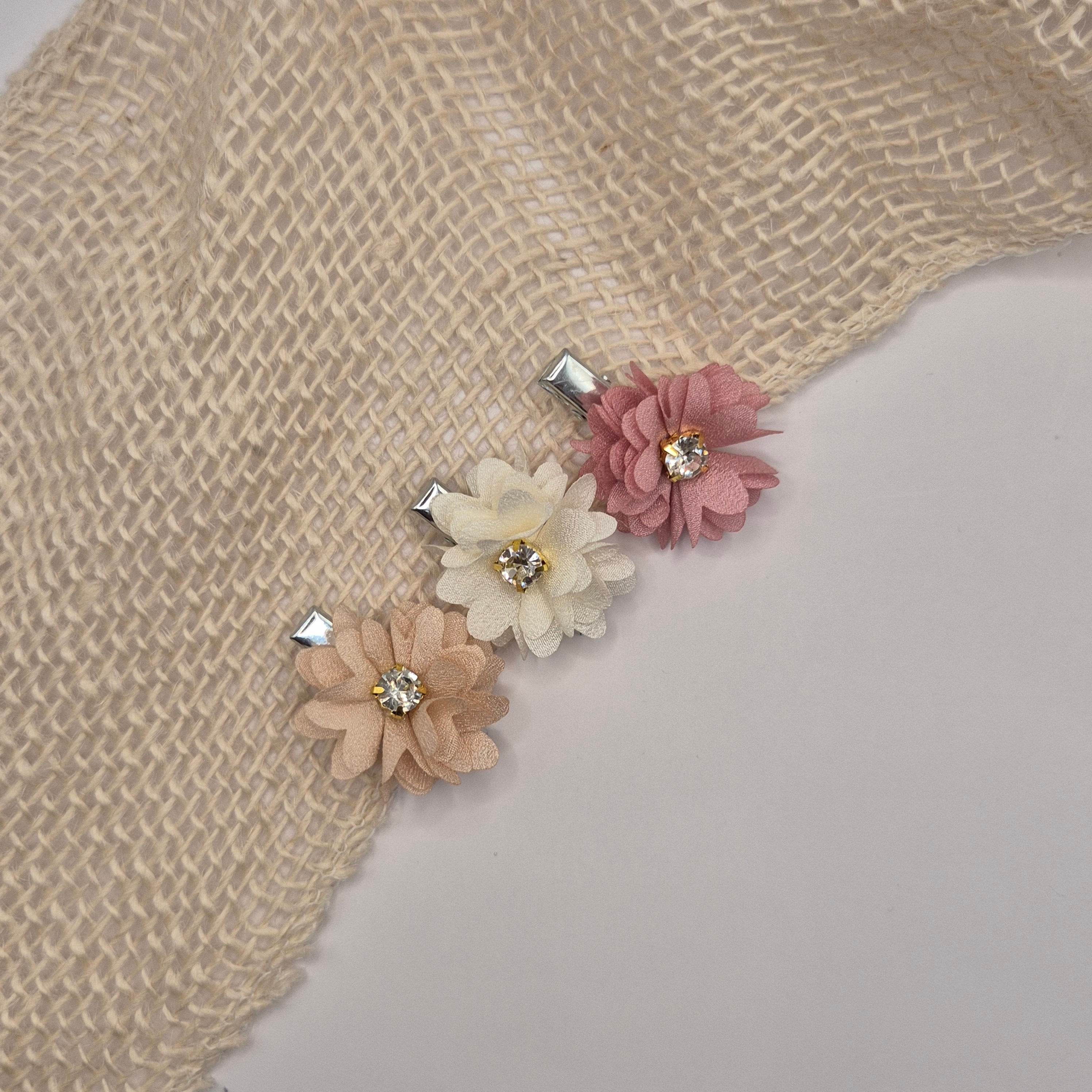 Midi bloem haarclipje creme met strass zilver