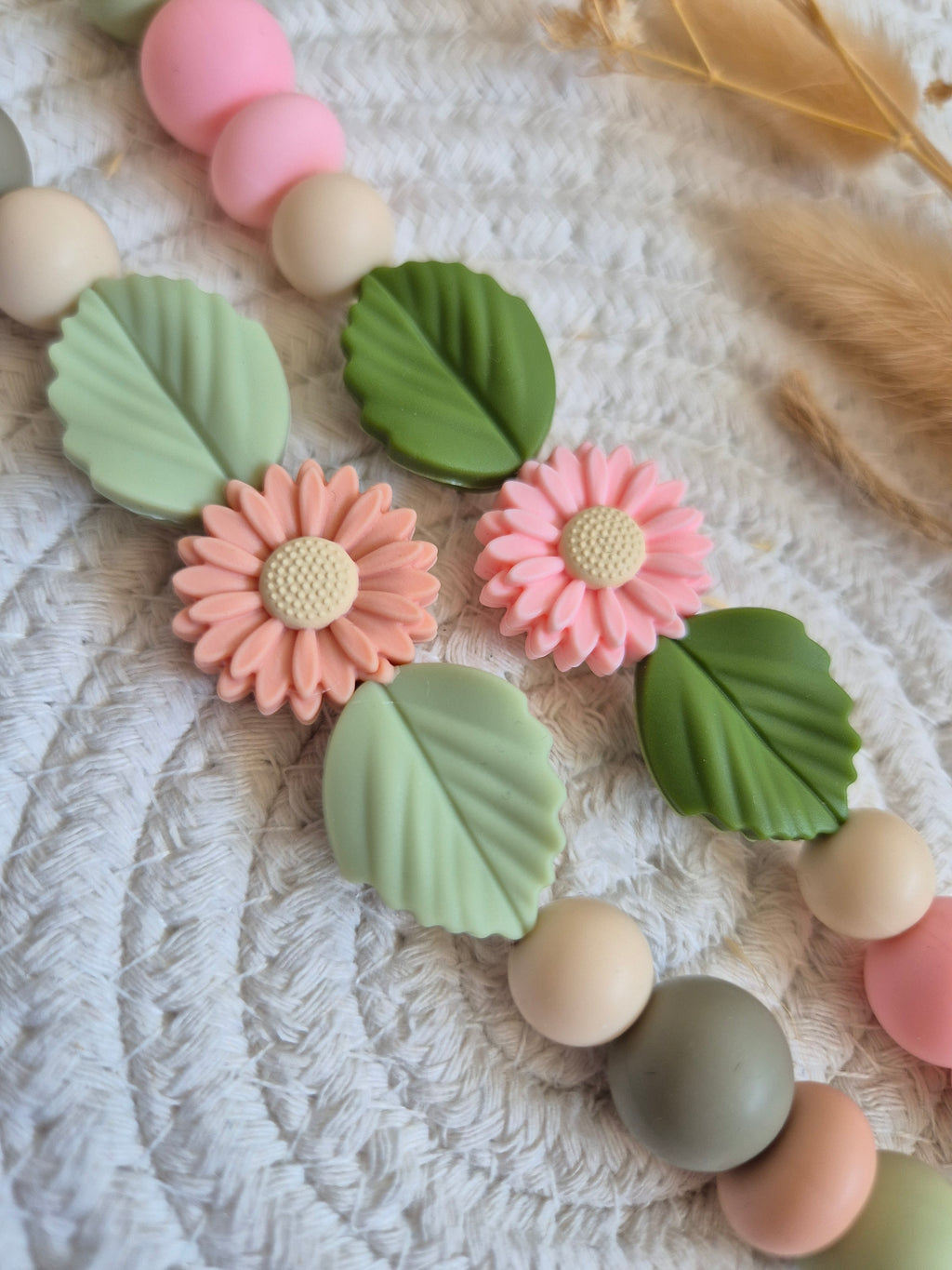 Speenkoord girly bloem met blad peach