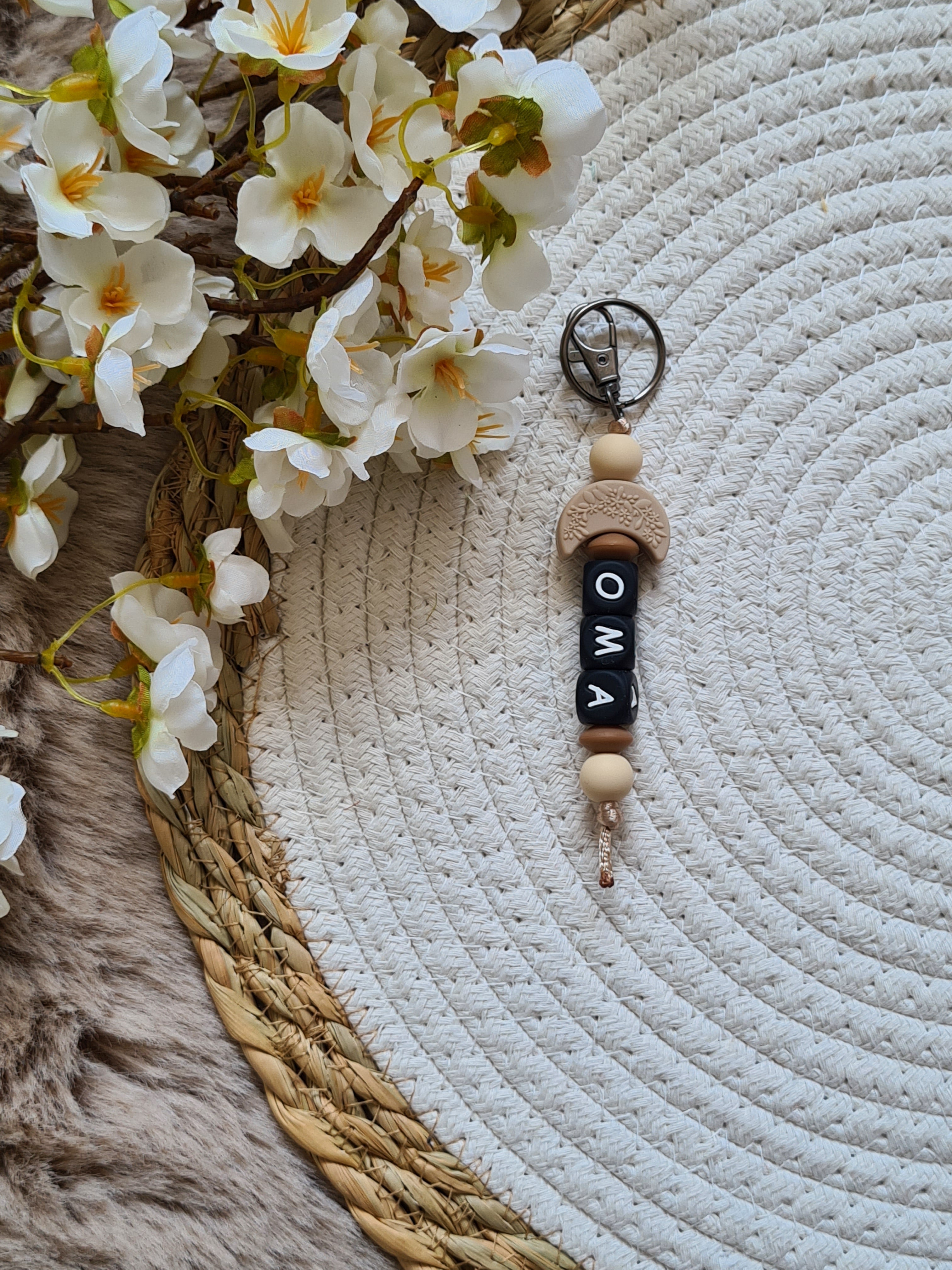 Sleutelhanger met halve maan beige