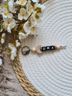 Sleutelhanger met halve maan beige