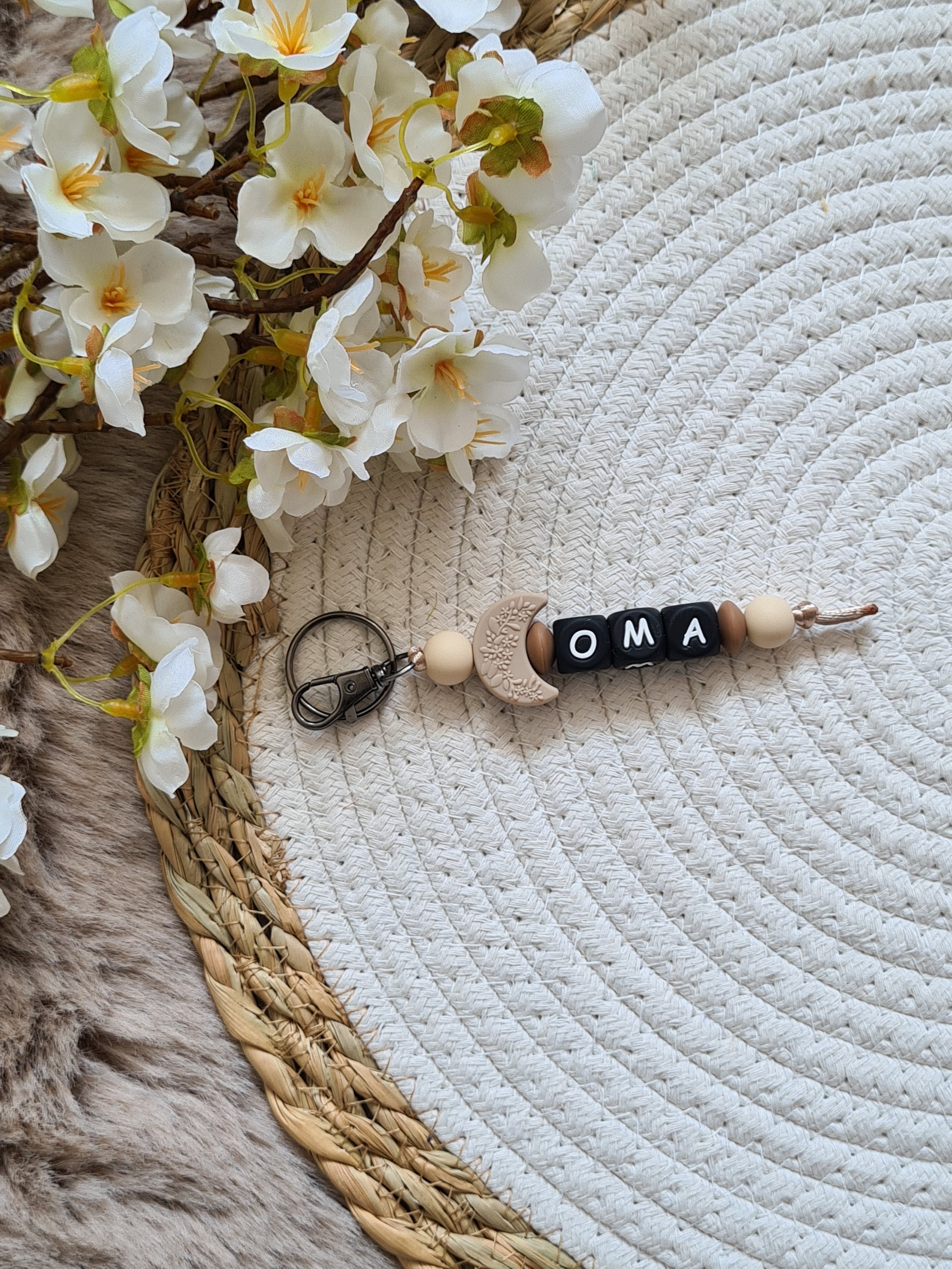 Sleutelhanger met halve maan beige