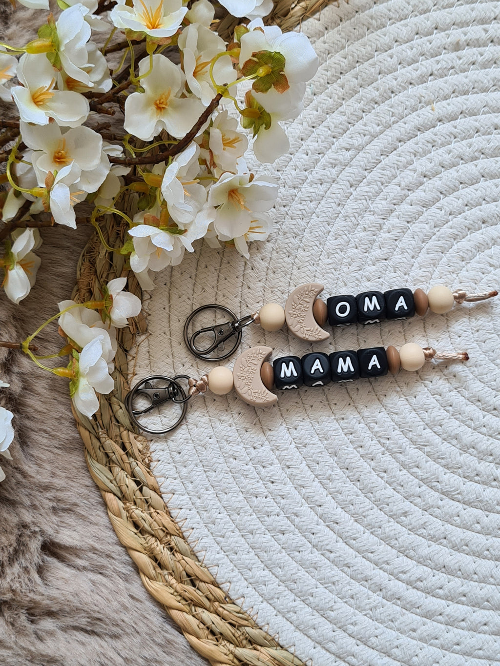 Sleutelhanger met halve maan beige