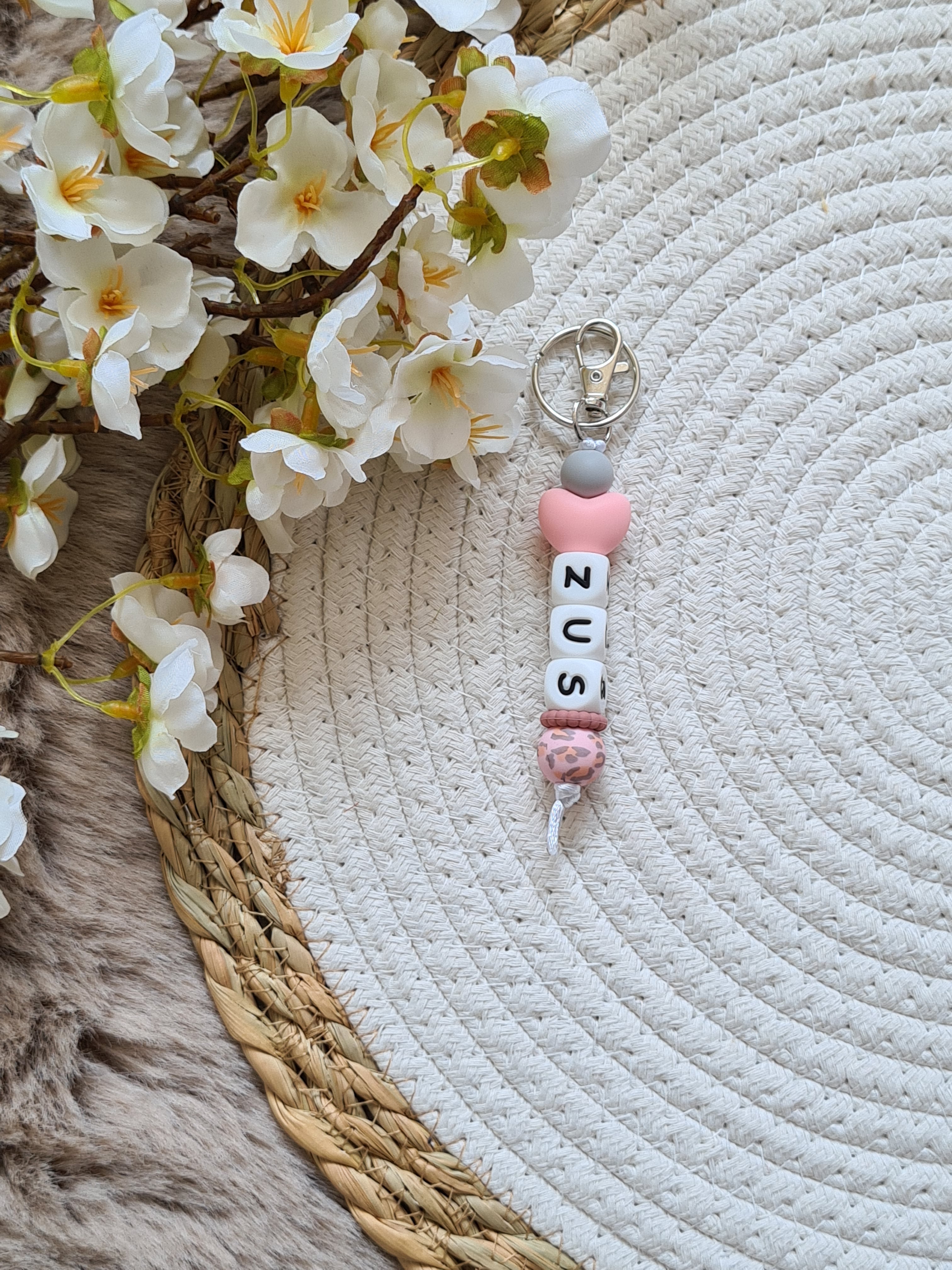 Sleutelhanger met hartje en roze panter print kraal