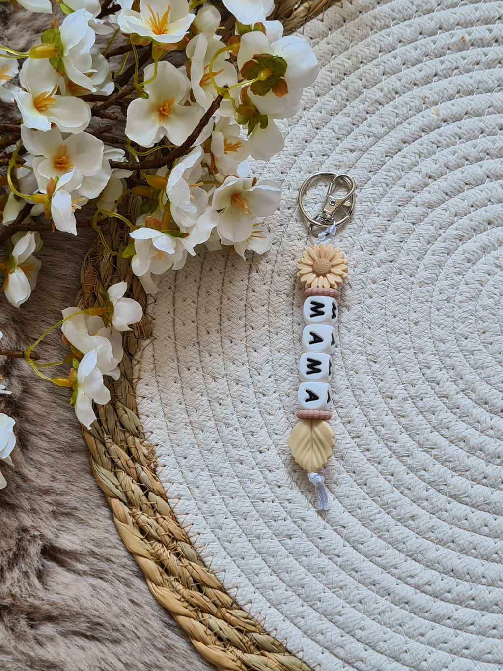 Sleutelhanger met bloem beige met mauve accent