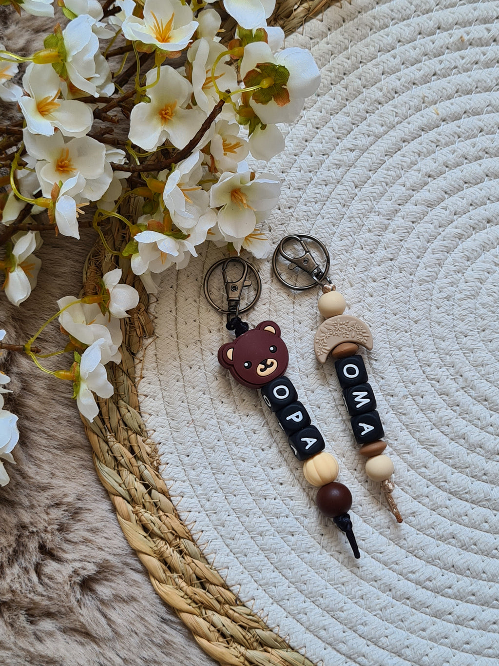 Sleutelhanger met halve maan beige