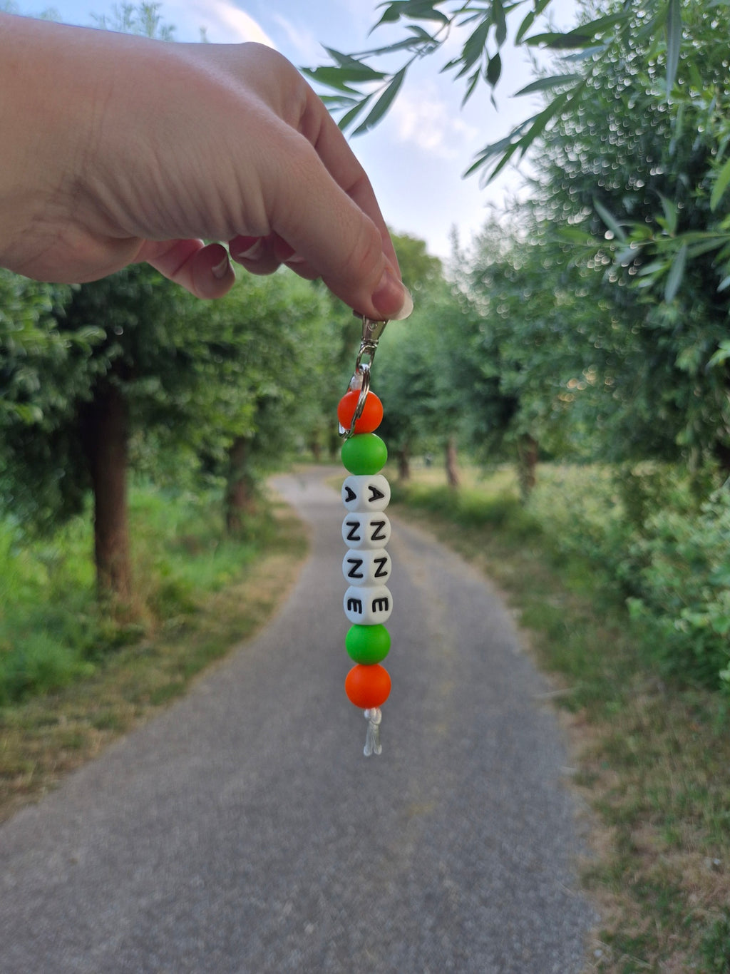 Sleutelhanger met naam vierdaagse kleuren witte letters