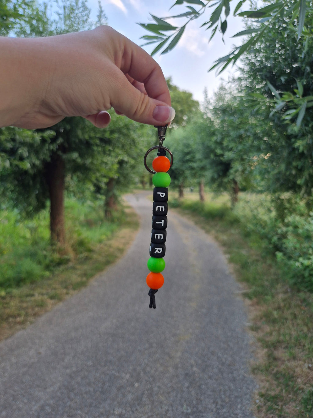 Sleutelhanger met naam vierdaagse kleuren zwarte letters