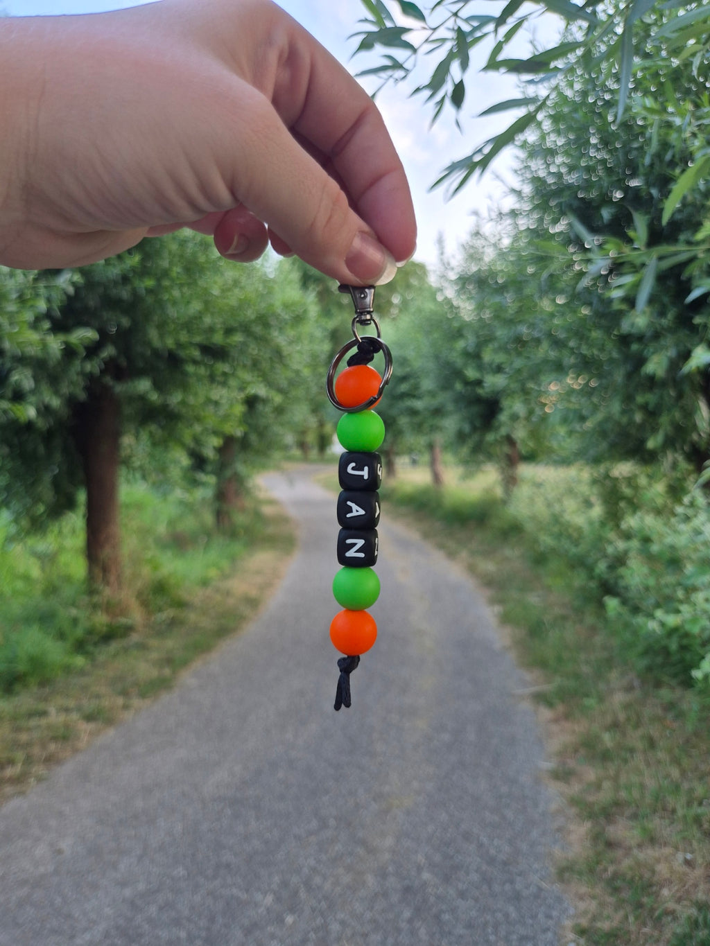 Sleutelhanger met naam vierdaagse kleuren zwarte letters