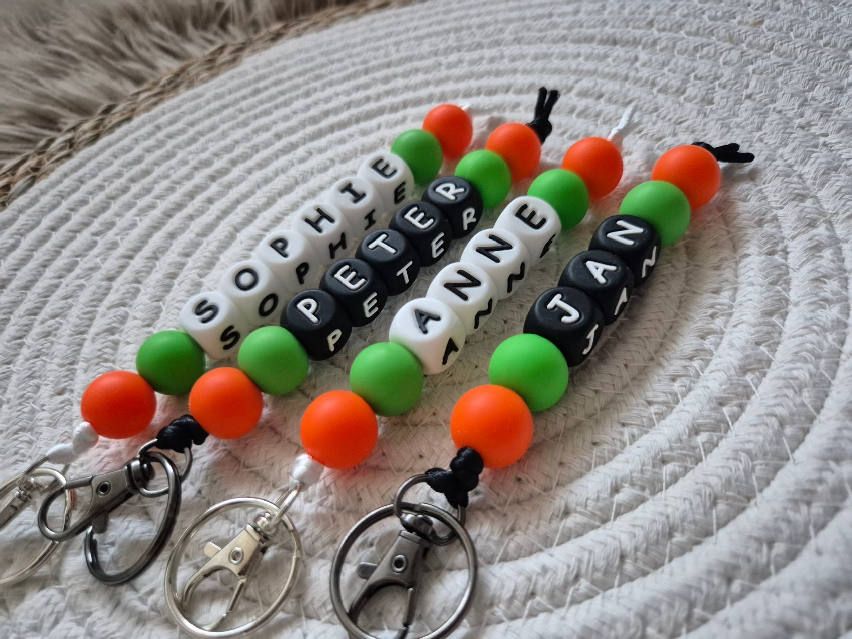 Sleutelhanger met naam vierdaagse kleuren witte letters