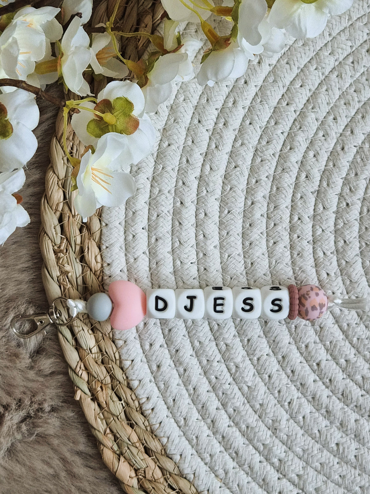 Sleutelhanger Djess met hartje en roze panter print kraal