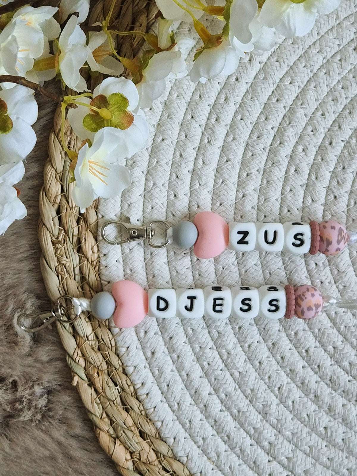 Sleutelhanger Djess met hartje en roze panter print kraal