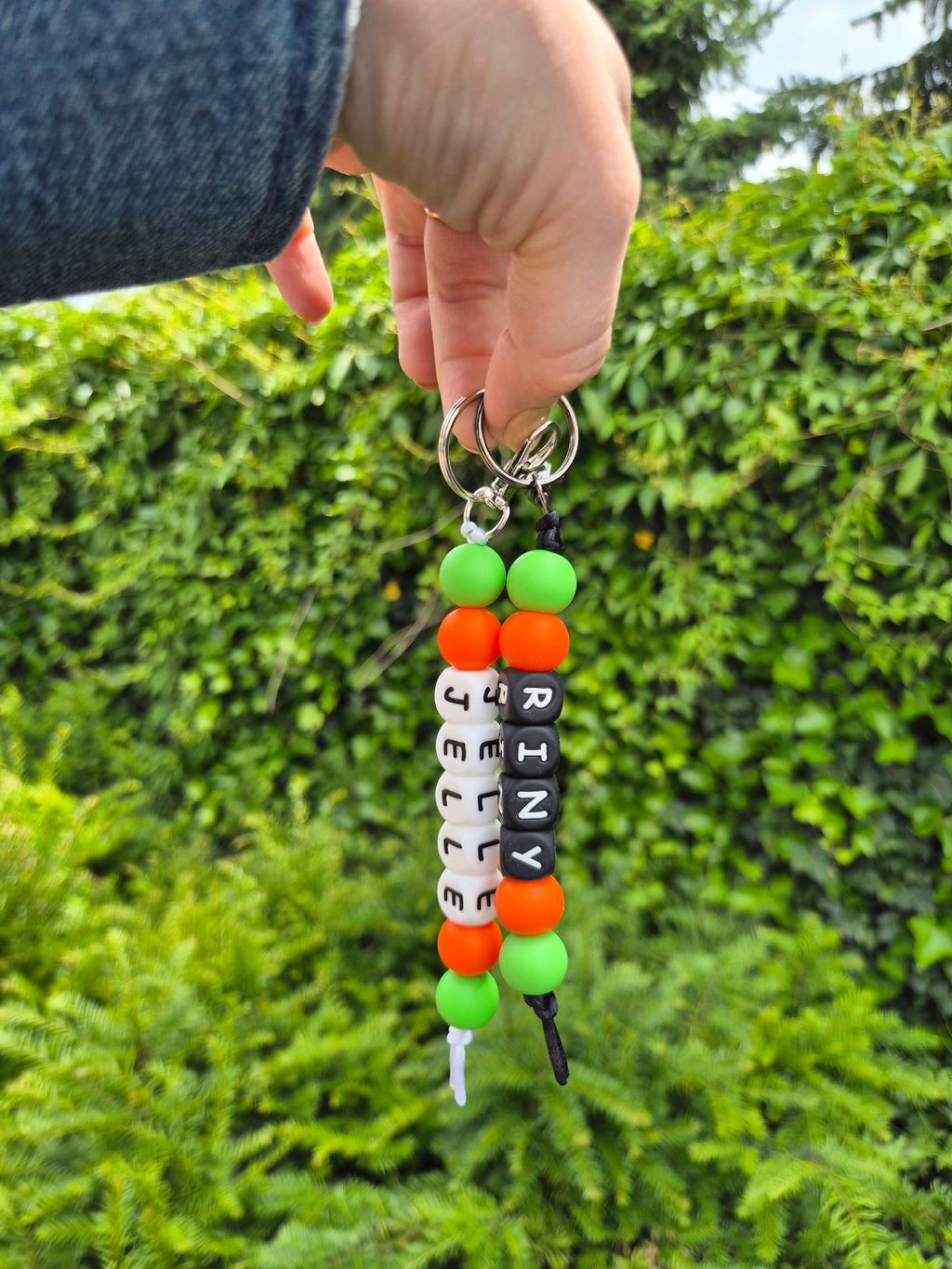 Sleutelhanger met naam vierdaagse kleuren zwarte letters